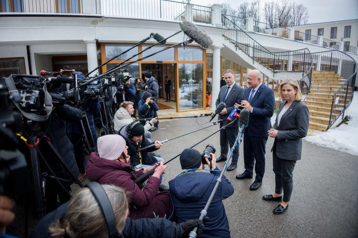 <p>Am 13. J&auml;nner 2026 fand in Mauerbach die Klausurtagung der Bundesregierung statt. Im Bild Bundeskanzler Christian Stocker (m.), Vizekanzler Andreas Babler (l.) und Bundesministerin Beate Meinl-Reisinger (r.) beim Doorstep.</p>