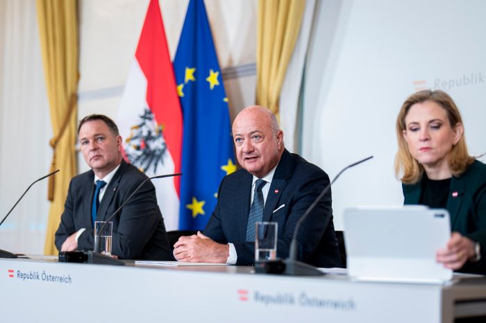 <p>Am 14. J&auml;nner 2026 nahmen Bundeskanzler Christian Stocker (m.), Vizekanzler Andreas Babler (l.) und Bundesministerin Beate Meinl-Reisinger (r.) am Pressefoyer nach dem Ministerrat teil.</p>