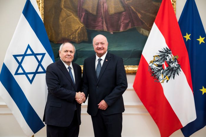 Am 26. J&auml;nner 2026 empfing Bundeskanzler Christian Stocker (r. ) den Vorstandsvorsitzenden von Yad Vashem, Dani Dayan (l.) zu einem Arbeitsgespr&auml;ch im Bundeskanzleramt.