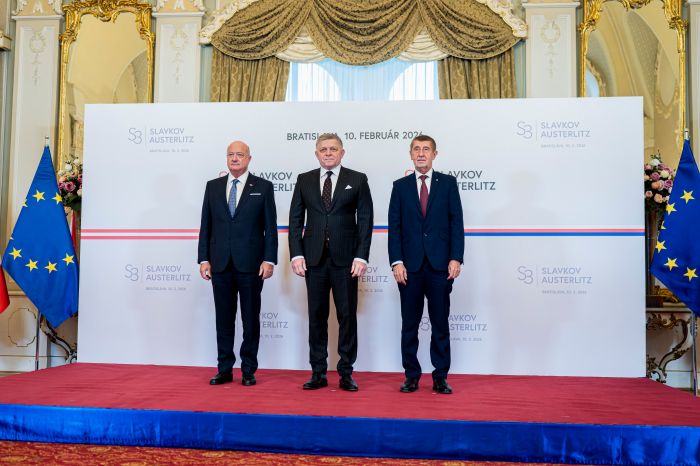 Am 10. Februar 2026 nahm Bundeskanzler Christian Stocker (l.) gemeinsam mit dem Ministerpr&auml;sidenten von Tschechien Andrej Babi&scaron; (r.) und dem Ministerpr&auml;sidenten der Slowakei Robert Fico (m.) am Slavkov Format in Bratislava teil.