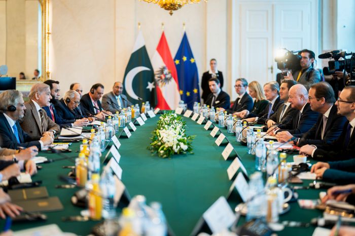 Am 16. Februar 2026 empfing Bundeskanzler Christian Stocker (3.v.r.) den Premierminister der Islamischen Republik Pakistan Muhammad Shehbaz Sharif (2.v.l.) zu einem Arbeitsgespr&auml;ch. Im Bild mit Staatssekret&auml;r Alexander Pr&ouml;ll (4.v.r.).