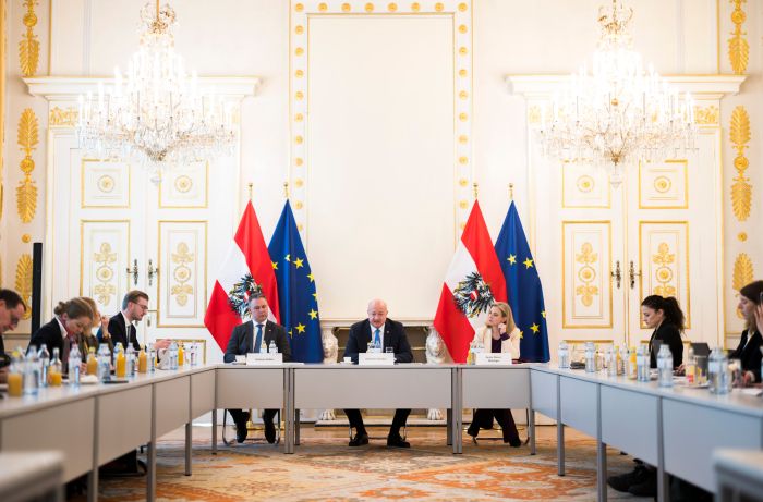 Am 26. Februar 2026 gab Bundeskanzler Christian Stocker (m.) anl&auml;sslich der einj&auml;hrigen Zusammenarbeit der Bundesregierung gemeinsam mit Vizekanzler Andreas Babler (m.l.) und Bundesministerin Beate Meinl-Reisinger (m.r.) ein Pressegespr&auml;ch.