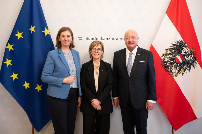 Am 3. M&auml;rz 2026 empfing Bundeskanzler Christian Stocker (r.) die EU-Kommissarin f&uuml;r Finanzdienstleistungen Maria Lu&iacute;s Albuquerque (m.), zu einem Arbeitsgespr&auml;ch im Bundeskanzleramt. Im Bild mit Staatssekret&auml;rin Barbara Eibinger-Miedl (l.).