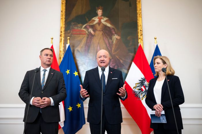 Am 4. M&auml;rz 2026 nahmen Bundeskanzler Christian Stocker (m.), Vizekanzler Andreas Babler (l.) und Au&szlig;enministerin Beate Meinl-Reisinger (r.) am Doorstep vor dem Ministerrat teil.