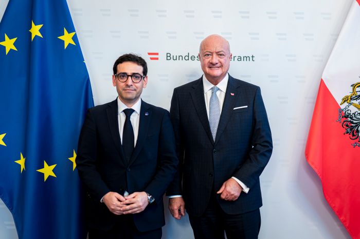 Am 23. M&auml;rz 2026 empfing Bundeskanzler Christian Stocker (r.) den Kommissar f&uuml;r Binnenmarkt und Dienstleistungen der Europ&auml;ischen Union St&eacute;phane S&eacute;journ&eacute; (l.), zu einem Arbeitsgespr&auml;ch im Bundeskanzleramt.