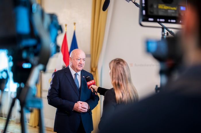 Am 13. April 2026 gab Bundeskanzler Christian Stocker (m.) anl&auml;sslich der Parlamentswahlen in Ungarn ein Pressestatement.