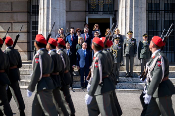 Am 27. April 2026 nahm Bundeskanzler Christian Stocker (m.) anl&auml;sslich des 81. Jahrestages der Wiedererrichtung der Republik &Ouml;sterreich, mit Mitgliedern der Bundesregierung, an einer Kranzniederlegung im Weihraum am Wiener Heldenplatz teil.
