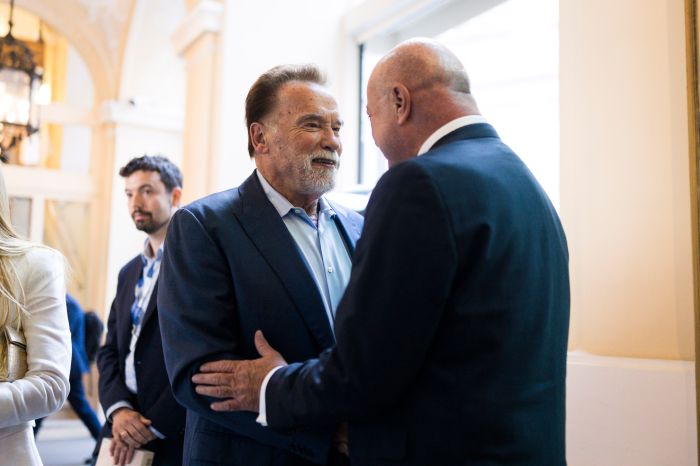 <p>Am 15. Juni 2026 empfing Bundeskanzler Christian Stocker (r.) Arnold Schwarzenegger (l.) zu einem Gespr&auml;ch im Bundeskanzleramt.</p>