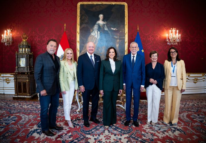 <p>Am 16. Juni 2026 nahm Bundeskanzler Christian Stocker am Austrian World Summit 2026 teil. Im Bild (v.l.n.r.) Arnold Schwarzenegger, Heather Milligan, Bundeskanzler Christian Stocker, Kamala Harris, Bundespr&auml;sident Alexander Van der Bellen, Doris Schmidauer und Monika Langthaler.</p>