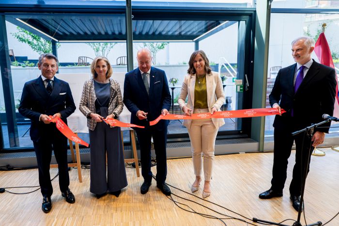 <p>Am 19. Juni 2026 er&ouml;ffnete Bundeskanzler Christian Stocker (m.) gemeinsam mit Bundesministerin Claudia Bauer (2.v.r.) und Bundesministerin Beate Meinl-Reisinger (2.v.l.) das &Ouml;sterreich-Haus in Br&uuml;ssel. Im Bild mit Botschafter J&uuml;rgen Meindl (l.).</p>
