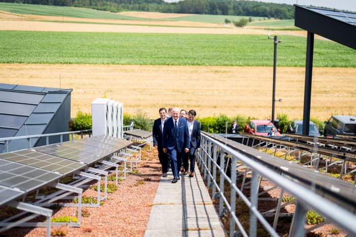 <p>Am 17. Juli 2026 besuchte Bundeskanzler Christian Stocker (im Bild) im Rahmen seines Bundesl&auml;ndertages im Burgenland das solar.one Kompetenzzentrum f&uuml;r digitale Erneuerbare Energiesysteme.</p>