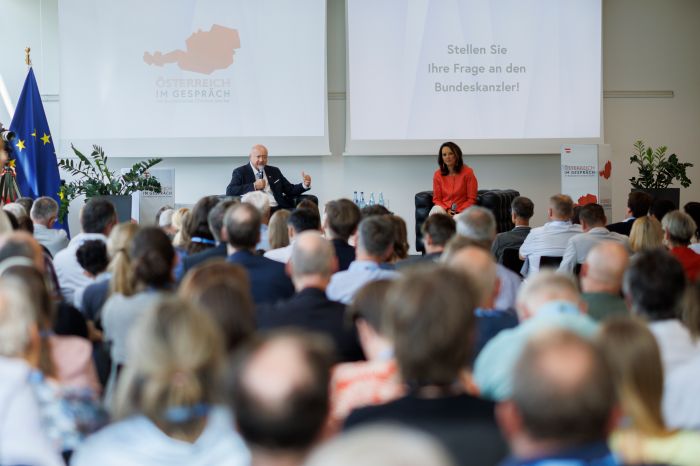 <p>Am 23. Juli 2026 lud Bundeskanzler Christian Stocker (l.) zur Veranstaltung "&Ouml;sterreich im Gespr&auml;ch" in Innsbruck. Im Bild mit Moderatorin Vera Russwurm (r.).</p>