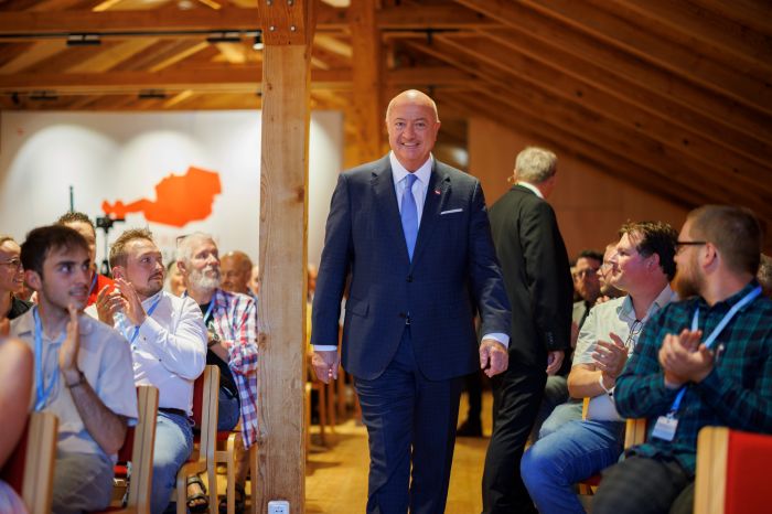 <p>Am 24. Juli 2026 lud Bundeskanzler Christian Stocker (im Bild) zur Veranstaltung "&Ouml;sterreich im Gespr&auml;ch" in Schwarzenberg.</p>
