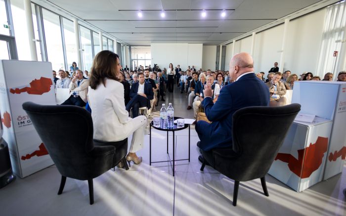 <p>Am 28. Juli 2026 lud Bundeskanzler Christian Stocker (r.) zur Veranstaltung "&Ouml;sterreich im Gespr&auml;ch" in Wien. Im Bild mit Moderatorin Vera Russwurm (l.).</p>