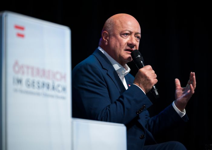 <p>Am 4. August 2026 lud Bundeskanzler Christian Stocker (im Bild) zur Veranstaltung "&Ouml;sterreich im Gespr&auml;ch" in Graz.</p>