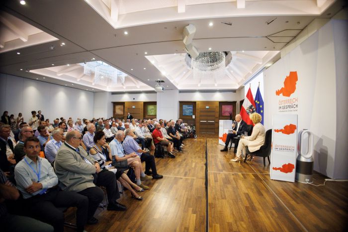Am 7. August 2026 lud Bundeskanzler Christian Stocker zur Veranstaltung "&Ouml;sterreich im Gespr&auml;ch" in Salzburg.