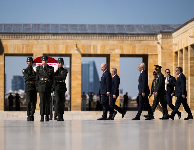 <p>Am 10. August 2026 reiste Bundeskanzler Christian Stocker (m.) zu einem Arbeitsbesuch nach Ankara. Im Bild bei der Kranzniederlegung im Rahmen des Staatszeremoniells beim Nationaldenkmal Anıtkabir.</p>