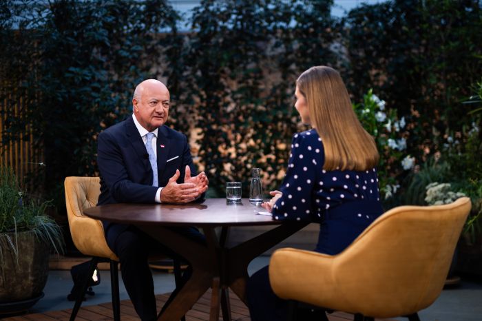 <p>Am 31. August 2026 war Bundeskanzler Christian Stocker (l.) zu Gast beim ORF-Sommergespr&auml;ch. Im Bild mit Moderatorin Simone Stribl (r.).</p>