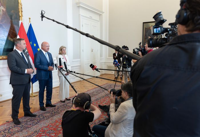 <p>Am 9. September 2026 nahmen Bundeskanzler Christian Stocker (m.), Vizekanzler Andreas Babler (l.) und Bundesministerin Beate Meinl-Reisinger (r.) am Doorstep vor dem Ministerrat teil.</p>