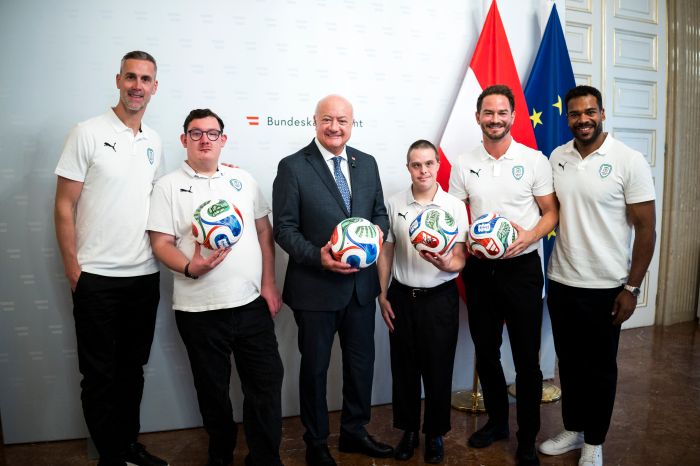 Am 24. September &uuml;bergab Bundeskanzler Christian Stocker (m.l.) einen von &ouml;sterreichischen Fu&szlig;balllegenden signierten Ball and den gemeinn&uuml;tzigen Verein &bdquo;SPIELERPASS&ldquo;.