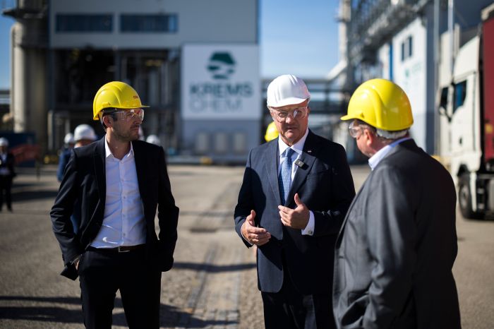 <p>Am 29. September 2026 besuchte Bundeskanzler Christian Stocker (im Bild) im Rahmen seines Bundesl&auml;ndertages in Nieder&ouml;sterreich die KremsChem Austria GmbH.</p>