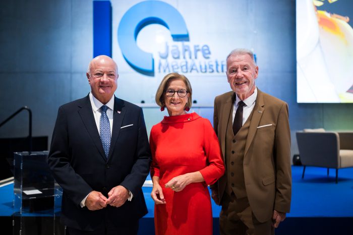 Am 9. Oktober 2026 nahm Bundeskanzler Christian Stocker (l.) am zehnj&auml;hrigen Jubil&auml;um des Krebsbehandlungs- und Forschungszentrum MedAustron unter dem Motto &bdquo;10 Jahre Zukunft 10 Jahre Hoffnung&ldquo; in den historischen Kasematten in Wiener Neustadt teil. Im Bild gemeinsam mit Landeshauptfrau Johanna Mikl-Leitner (m.) und B&uuml;rgermeister Klaus Schneeberger (r.).