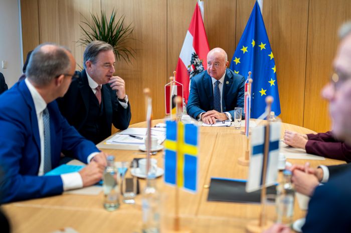 Am 15. Oktober 2026 nahm Bundeskanzler Christian Stocker (3.v.l.) an dem Treffen der EU-Staats- und Regierungschefs in Br&uuml;ssel teil. Im Bild mit dem belgischen Premierminister Bart De Wever (2.v.l.) und Bundeskanzler Friedrich Merz (l.).