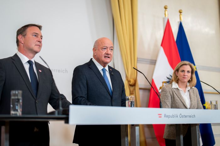 Am 17. Oktober 2026 nahmen Bundeskanzler Christian Stocker (m.), Vizekanzler Andreas Babler (l.) und Bundesministerin Beate Meinl-Reisinger (r.) an einer Pressekonferenz zum Arbeitstreffen der Regierungsspitze teil.