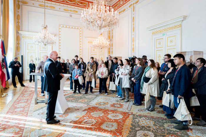 <p>Am 26. Oktober 2026 lud Bundeskanzler Christian Stocker (im Bild) anl&auml;sslich des Nationalfeiertags Besucherinnen und Besucher zum Tag der offenen T&uuml;r ins Bundeskanzleramt.</p>