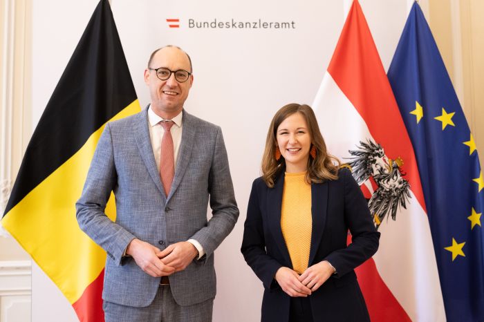 Am 4. Dezember 2025 empfing Bundesministerin Claudia Plakolm (r.) den Vizepremierminister von Belgien Vincent Van Peteghem (l.), zu einem Arbeitsbesuch im Bundeskanzleramt.
