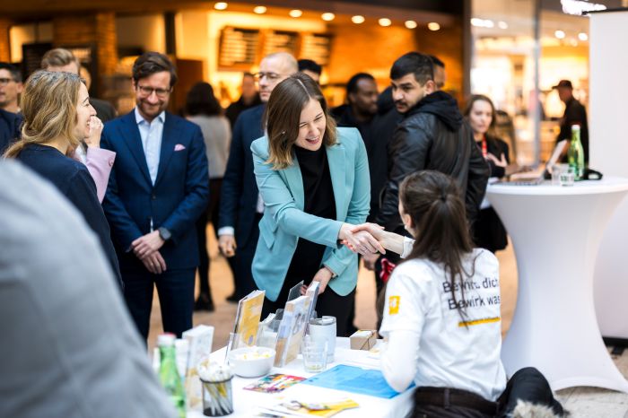 Am 26. Februar 2026 besuchte Bundesministerin Claudia Bauer (m.) die &Ouml;IF-Karriereplattform im Huma Eleven Einkaufszentrum.