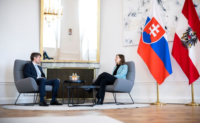 Am 26. Februar 2026 empfing Bundesministerin Claudia Bauer (r.) den Staatssekret&auml;r im Ministerium f&uuml;r &auml;u&szlig;ere und europ&auml;ische Angelegenheiten der Slowakischen Republik Marek E&scaron;tok (l.) zu einem Arbeitsgespr&auml;ch im Bundeskanzleramt.