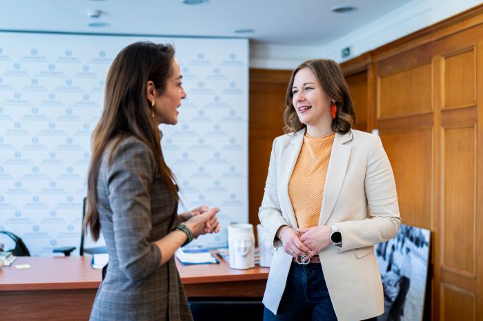 Am 02. M&auml;rz 2026 reiste Bundesministerin Claudia Bauer (r.) nach Athen. Im Bild mit ihrer griechischen Amtskollegin Domna Michailidou (l.).
