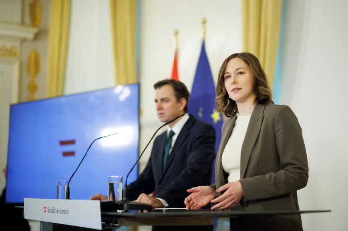 Am 10. M&auml;rz 2026 gab Bundesministerin Claudia Bauer (r.) gemeinsam mit Franz Prettenthaler (l.), dem Direktor der Joanneum Research Forschungsgesellschaft mbH, eine Pressekonferenz zum Update der Transferleistungsstudie.