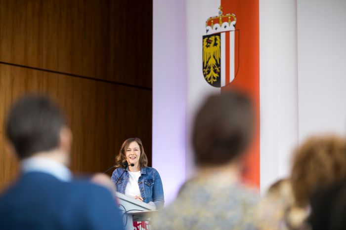 Am 9. April 2026 nahm Bundesministerin Claudia Bauer anl&auml;sslich ihres Bundesl&auml;ndertages an einer Podiumsdiskussion zum Thema &bdquo;Wege zur besseren Vereinbarkeit von Pflege und Beruf &ndash; Best Practices&ldquo; teil.