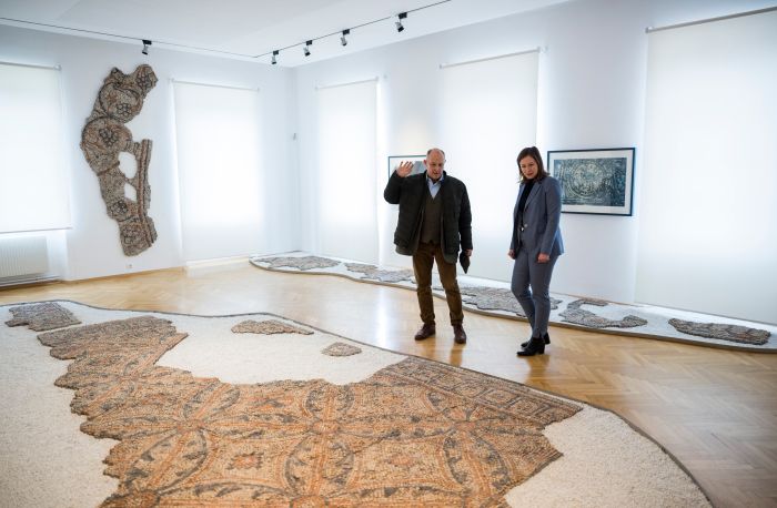 Am 14. April 2026 besuchte Bundesministerin Claudia Bauer (r.) anl&auml;sslich ihres Bundesl&auml;ndertages das Pilgermuseum in Globasnitz.