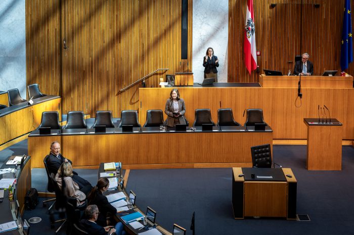 Am 23. April 2026 sprach Bundesministerin Claudia Bauer (m.) in der Aktuellen Europastunde bei der Nationalratssitzung im Parlament.