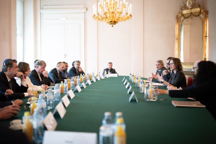 Am 27. April 2026 lud Bundesministerin Claudia Bauer (2.v.r.) anl&auml;sslich des &bdquo;Empfang zur Osterzeit&ldquo; zahlreiche Vertreter der Kirchen und Religionsgesellschaften in &Ouml;sterreich, ins Bundeskanzleramt ein.