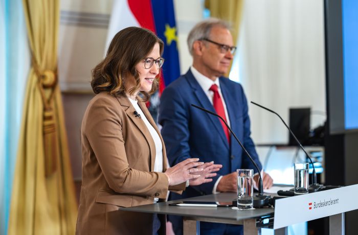 Am 28.April 2026 gab Bundesministerin Claudia Bauer (l.) gemeinsam mit Migrations- und Bev&ouml;lkerungsforscher Rainer M&uuml;nz (r.) eine Pressekonferenz anl&auml;sslich der Studienpr&auml;sentation zu Erwerbsverl&auml;ufen von Migrantinnen und Migranten.
