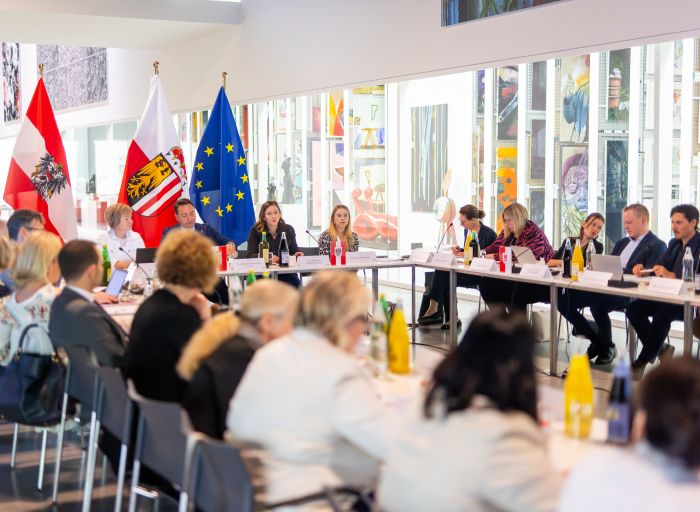 Am 8. Mai 2026 nahm Bundesministerin Claudia Bauer (m.l.) an der Landesfamilienreferentenkonferenz in Thalheim bei Wels teil. Im Bild mit dem Landeshauptmann-Stellvertreter von Ober&ouml;sterreich Manfred Haimbuchner (3.v.l.).