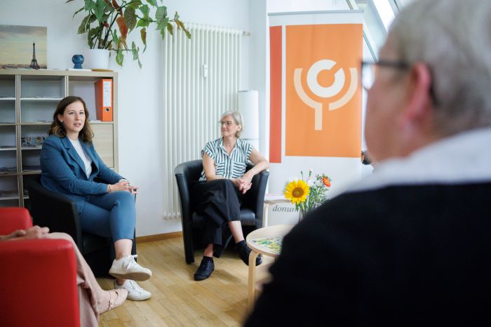 <p>Am 6. Juli 2026 reiste Bundesministerin Claudia Bauer (l.) zu einem Arbeitsbesuch nach Berlin. Im Bild beim Besuch der Beratungsstelle donum vitae.</p>