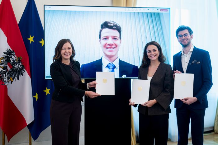 Am 7. Juli 2026 verlieh Bundesministerin Claudia Bauer (l.) drei StipendiatInnen das Stipendium des College of Europe.