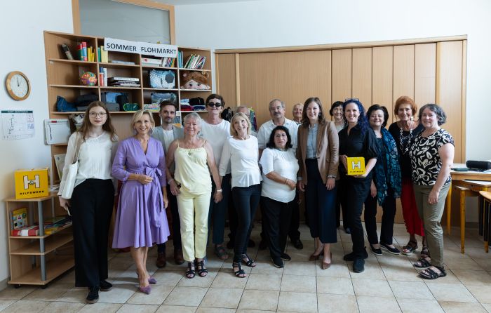 Am 9. Juli 2026 besuchte Bundesministerin Claudia Bauer (6.v.r.) das Nachbarschaftszentrum des Wiener Hilfswerks in Wien Donaustadt.