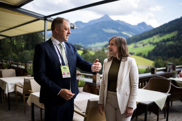 <p>Am 30. August 2026 nahm Bundesministerin Claudia Bauer (r.) am mehrt&auml;gigen Europ&auml;ischen Forum Alpbach teil. Im Bild mit dem irischen Staatsminister f&uuml;r europ&auml;ische Angelegenheiten und Verteidigung Thomas Byrne (l.).</p>