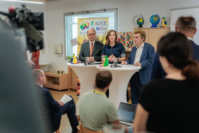 Am 7. September 2026 gab Bundesministerin Claudia Bauer (m.) gemeinsam mit Johannes Pressl (l.) dem Pr&auml;sidenten des &Ouml;sterreichischen Gemeindebundes und Markus Kaindl (r.) Studienautor vom &Ouml;sterreichischen Institut f&uuml;r Familienforschung, eine Pressekonferenz zur Studienpr&auml;sentation &bdquo;Ausgaben f&uuml;r Elementarbildung und Kinderbetreuung in &Ouml;sterreich&ldquo;.