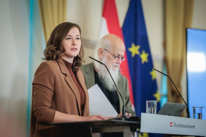 Am 8. September 2026 gab Bundesministerin Claudia Bauer (l.) gemeinsam mit Sozialwissenschaftler Rudolf Bretschneider (r.), eine Pressekonferenz zur Studienpr&auml;sentation "Was denkt &Ouml;sterreich - Einstellungen zu den Themen Integration, Zusammenhalt und Zugeh&ouml;rigkeit&ldquo;.