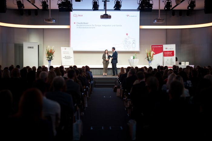 <p>Am 15. September 2026 fand die Zertifikatsverleihung familienfreundliche Arbeitgeber 2025/26 mit Bundesministerin Claudia Bauer (l.) statt.</p>
