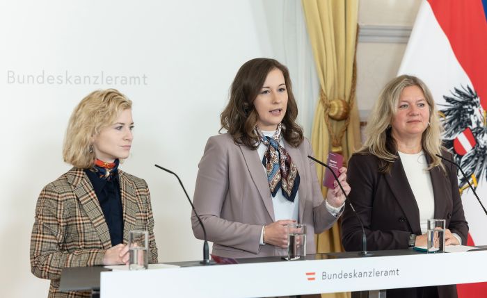 <p>Am 15. Oktober 2026 gab Bundesministerin Claudia Bauer (m.) gemeinsam mit Bundesministerin Eva-Maria Holzleitner (l.) und Hilde Wolf (r.), Leiterin der Koordinationsstelle FGM-C, eine Pressekonferenz zur Pr&auml;sentation des Schutzbriefs gegen Female Genital Mutilation (FGM).</p>