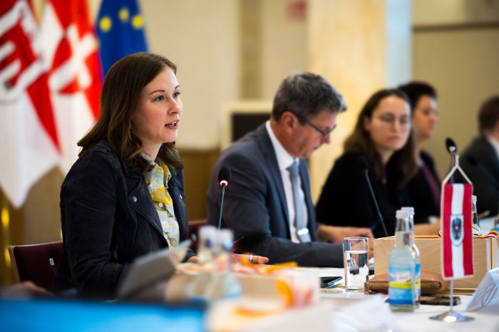 <p>Am 23. Oktober 2026 nahm Bundesministerin Claudia Bauer (l.) an der Landesintegrationsreferentenkonferenz teil.</p>