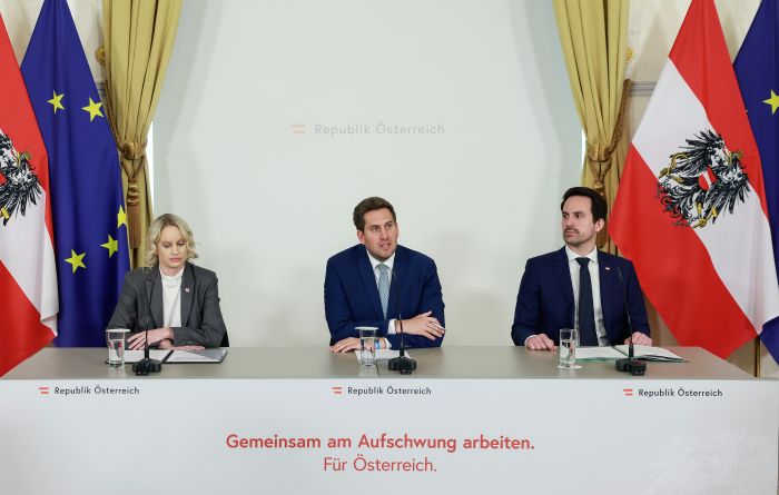 <p>Am 8. April 2026 nahmen (v.l.n.r.) Staatssekret&auml;rin Michaela Schmidt, Staatssekret&auml;r Alexander Pr&ouml;ll und Bundesminister Christoph Wiederkehr am Pressefoyer nach dem Ministerrat teil.</p>